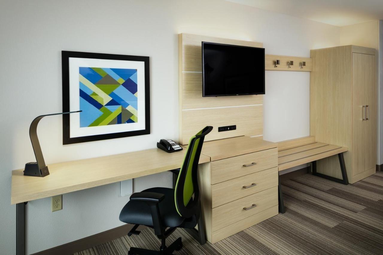 Holiday Inn Express & Suites - Medford By Ihg Bagian luar foto