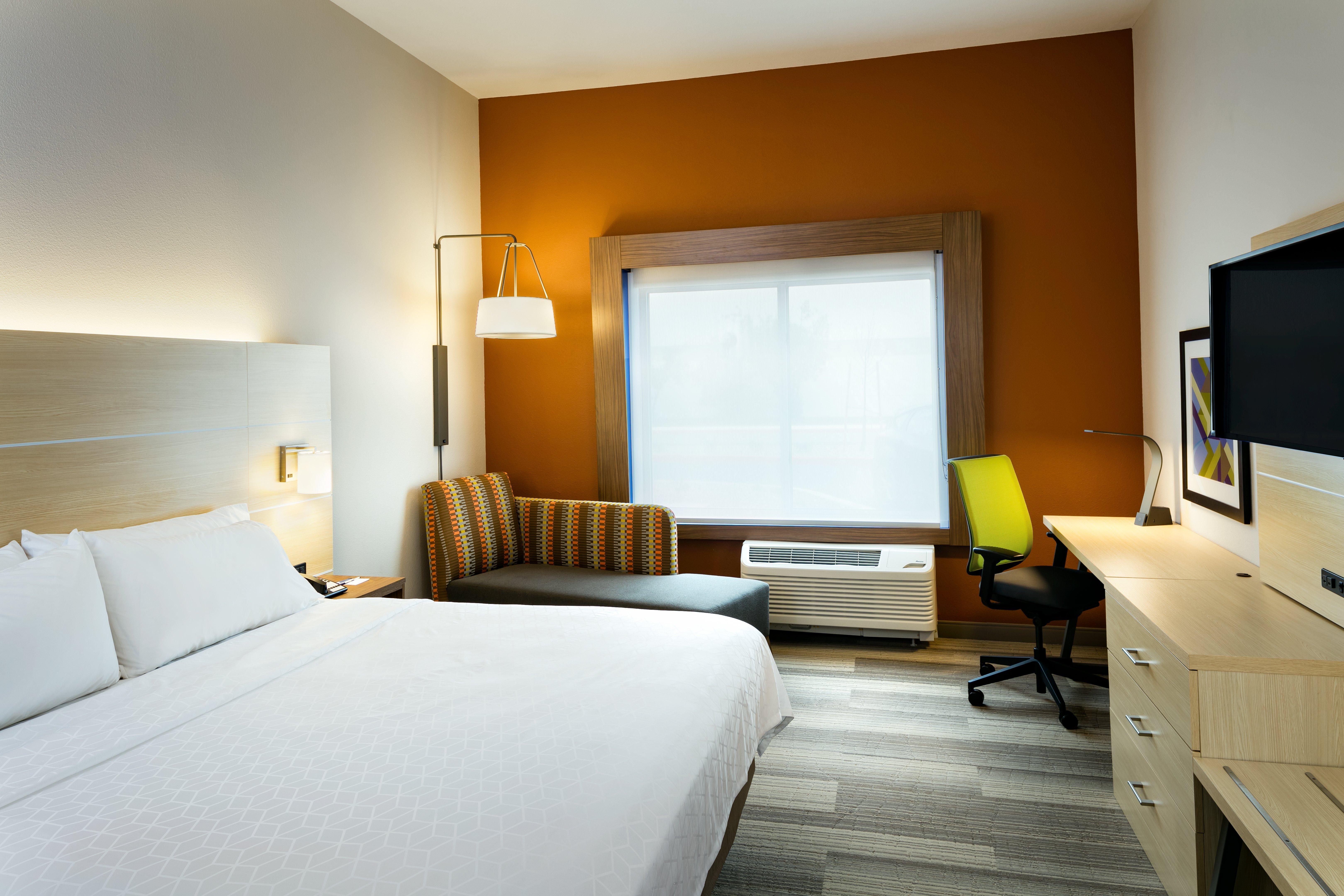 Holiday Inn Express & Suites - Medford By Ihg Bagian luar foto