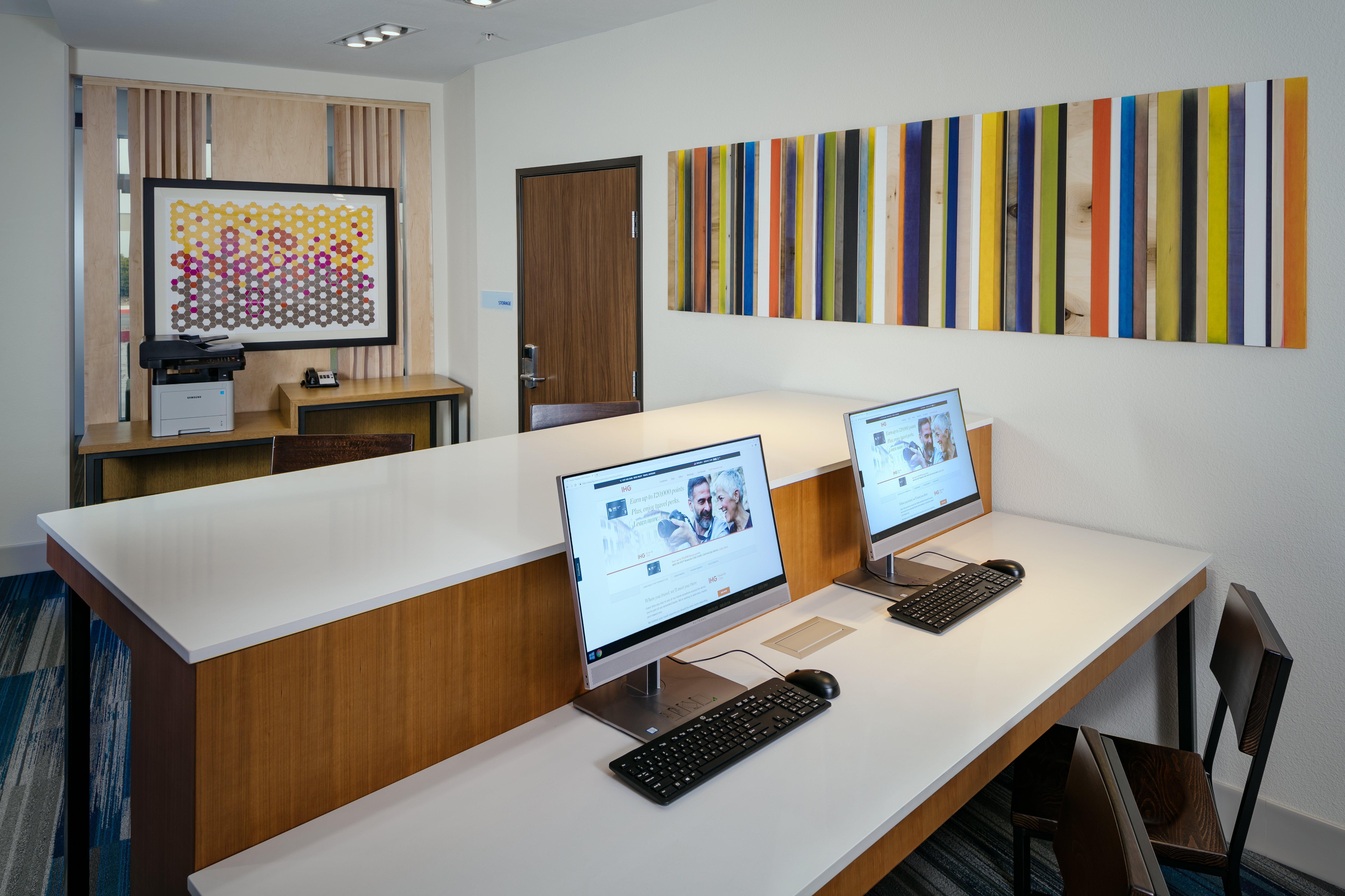 Holiday Inn Express & Suites - Medford By Ihg Bagian luar foto